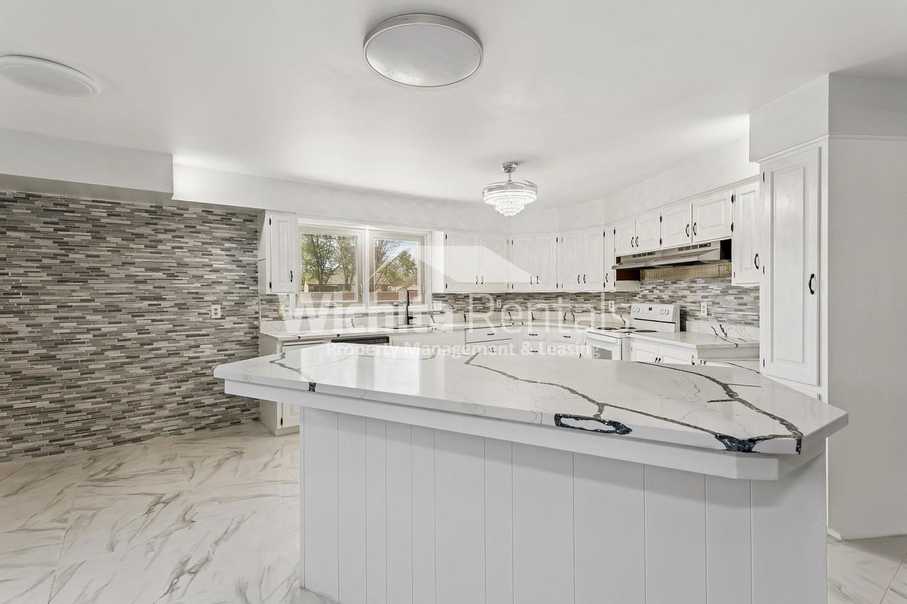 10810 W Maple St - Photo 3 of 16