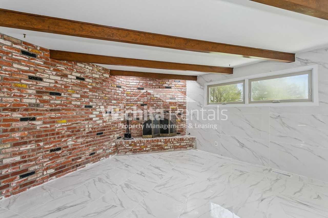 10810 W Maple St - Photo 4 of 16