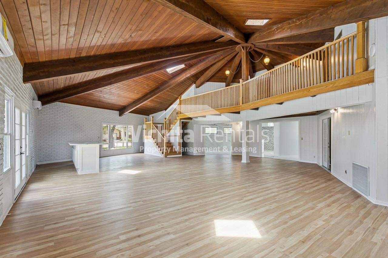 10810 W Maple St - Photo 5 of 16