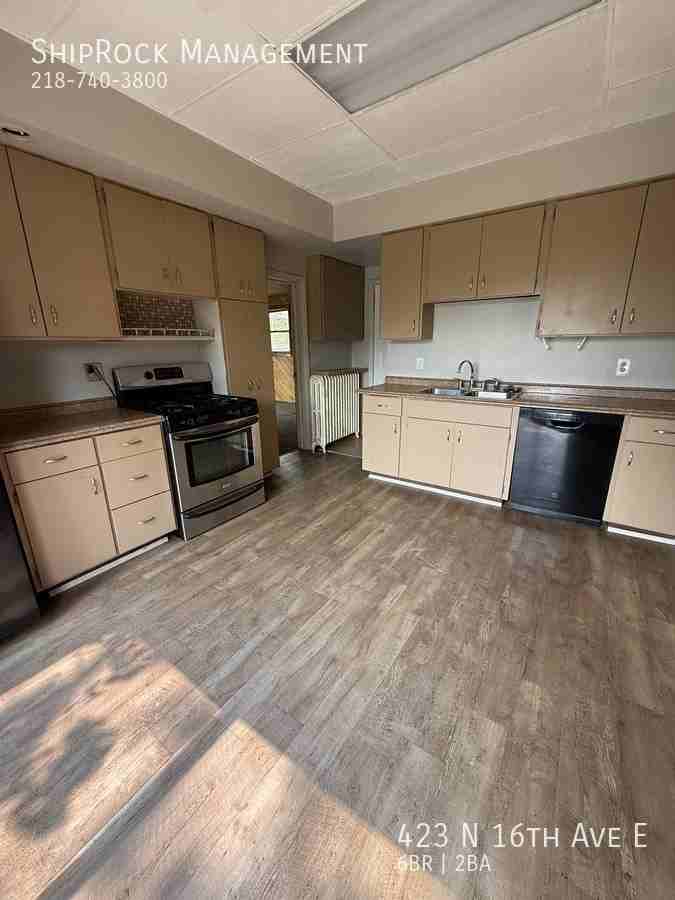 423 N 16th Ave E - Photo 2 of 15