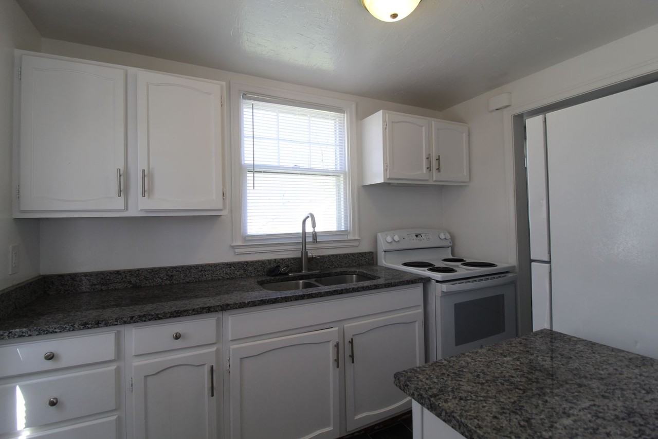 304 E 26th Ave - Photo 6 of 13