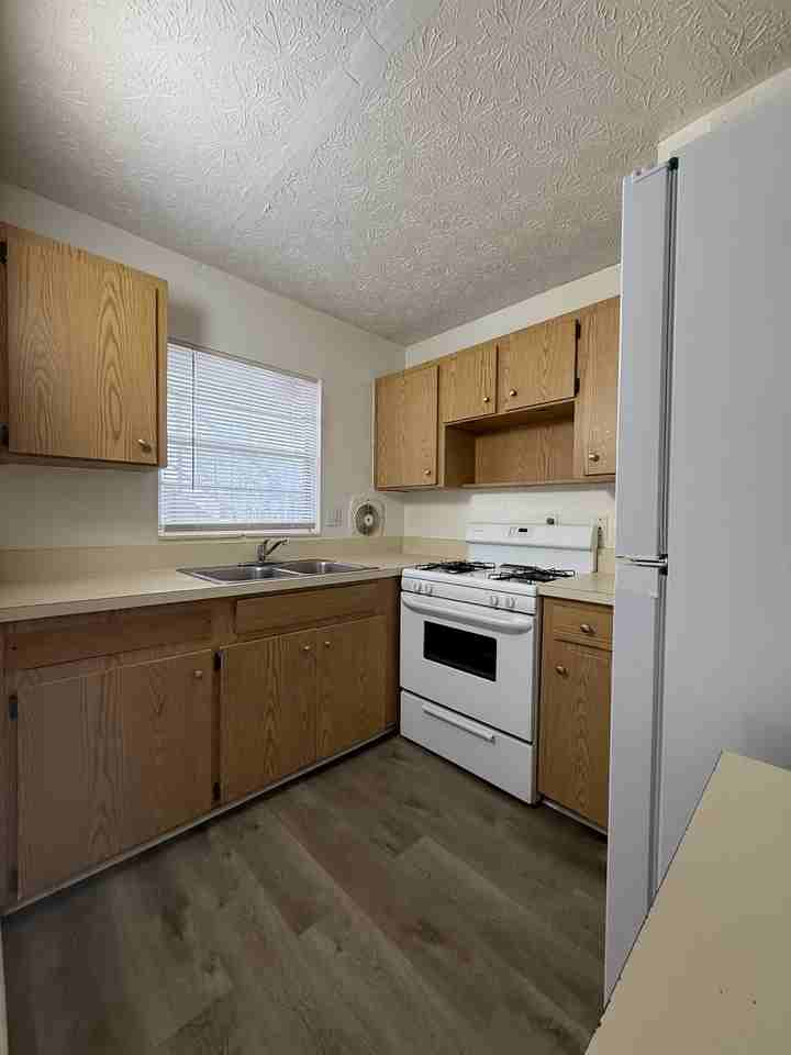 905 922 E Brownlee St C 25 - Photo 2 of 13