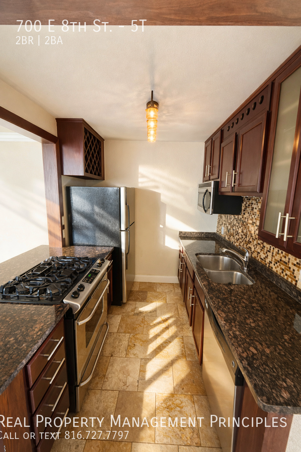 700 E 8th St #5T - Photo 5 of 24