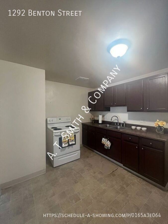 1292 Benton St - Photo 2 of 11