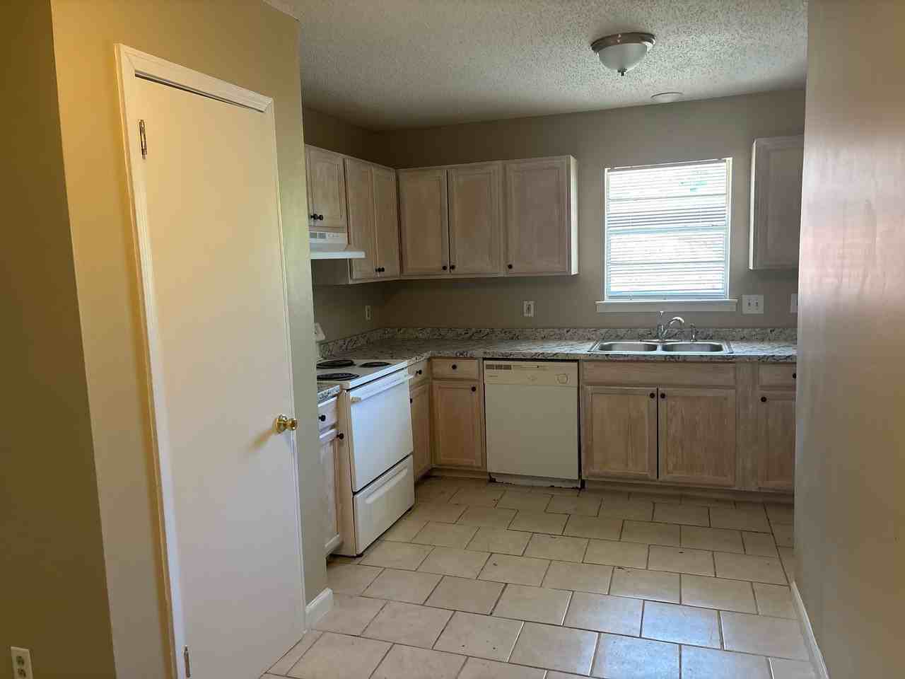 633 Groveland Dr - Photo 3 of 14