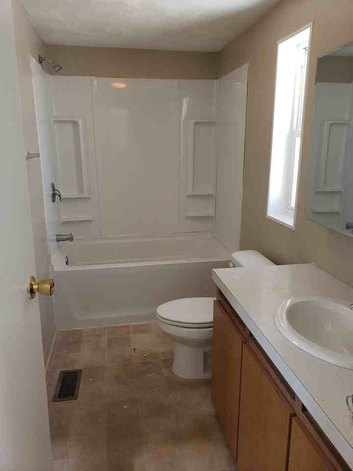 1601 E 300 N - Photo 4 of 12