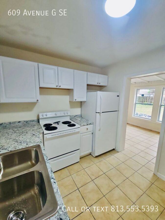 609 Avenue G Se - Photo 4 of 32