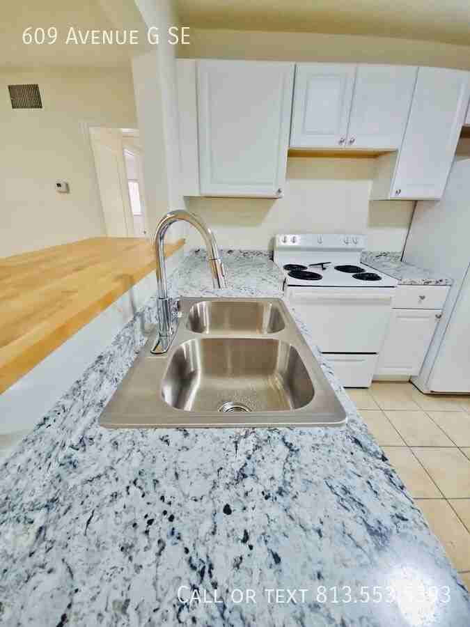 609 Avenue G Se - Photo 7 of 32