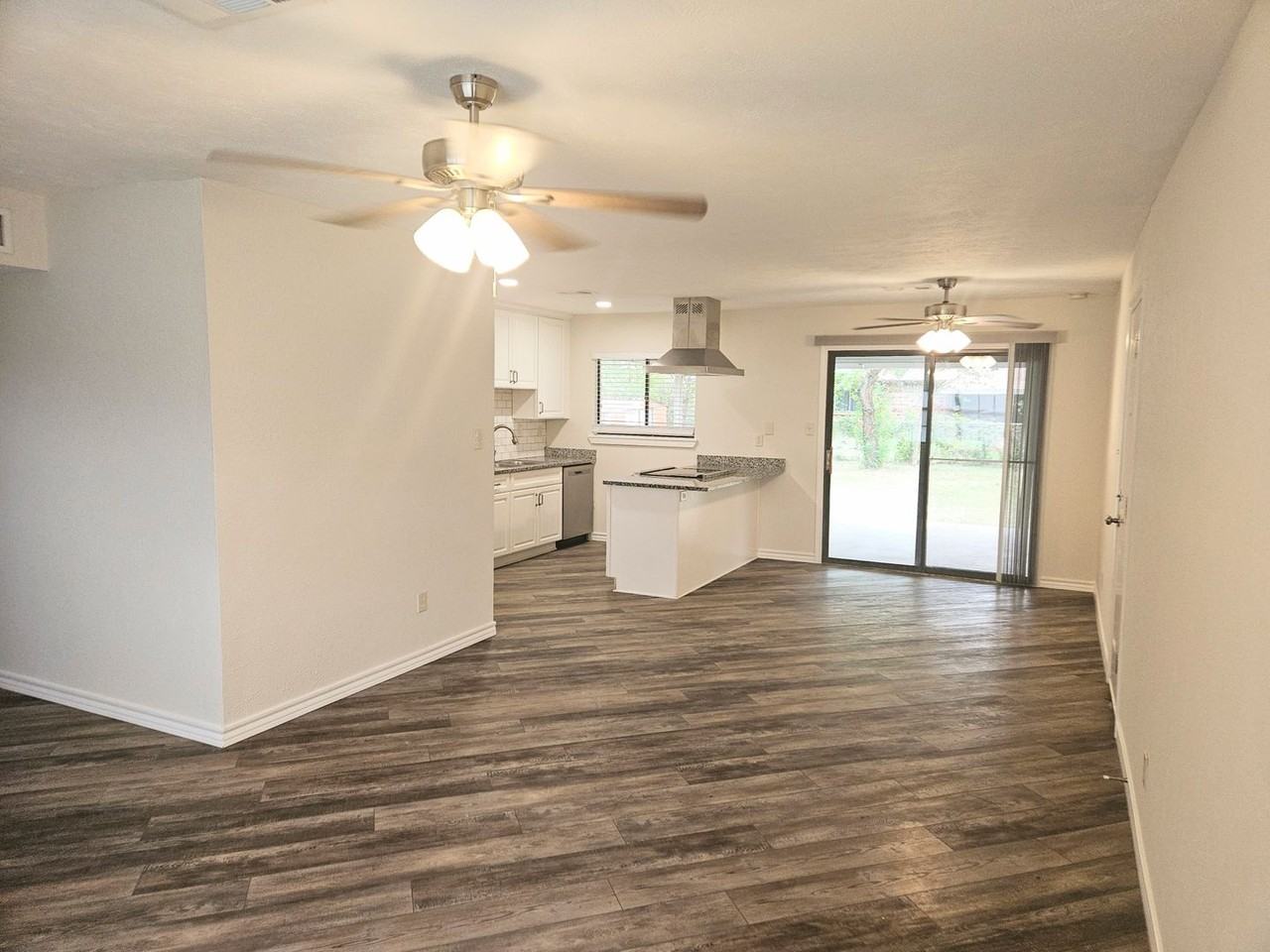6908 Sunflower Cir N - Photo 4 of 23