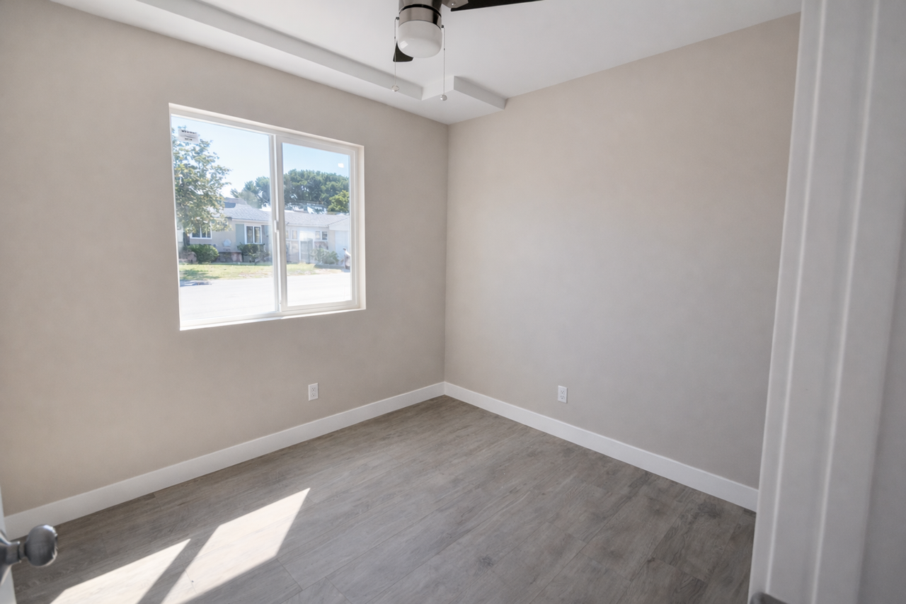 5056 Rockford Dr - Photo 4 of 9