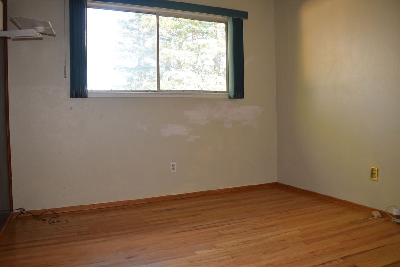 7043 Zeeland Dr - Photo 5 of 16