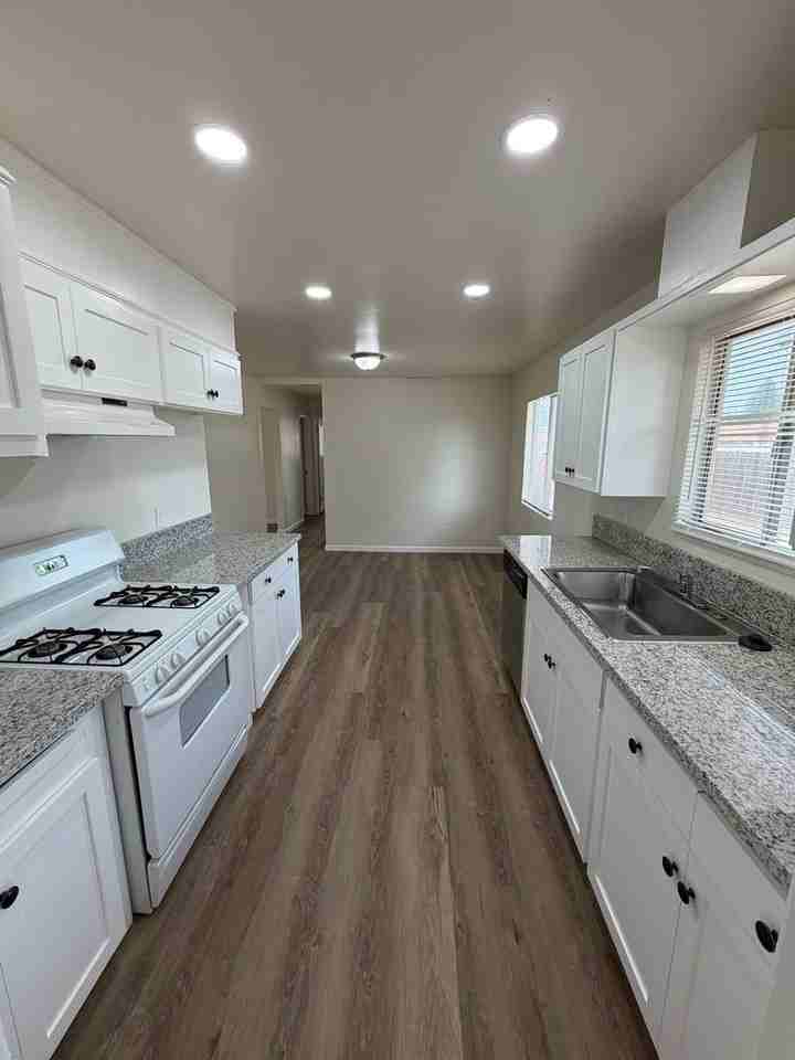 1409 Roberts Ave - Photo 4 of 13