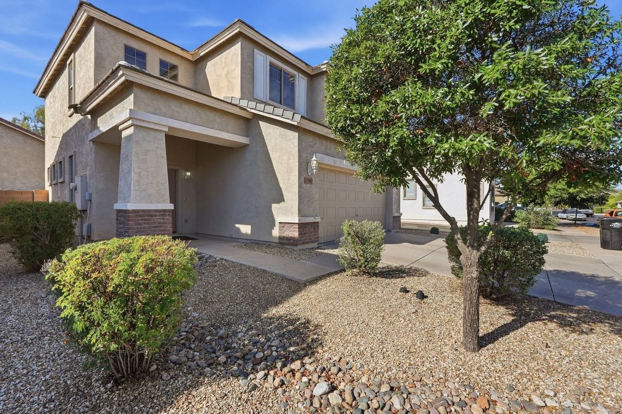 17561 W Banff Ln - Photo 3 of 37