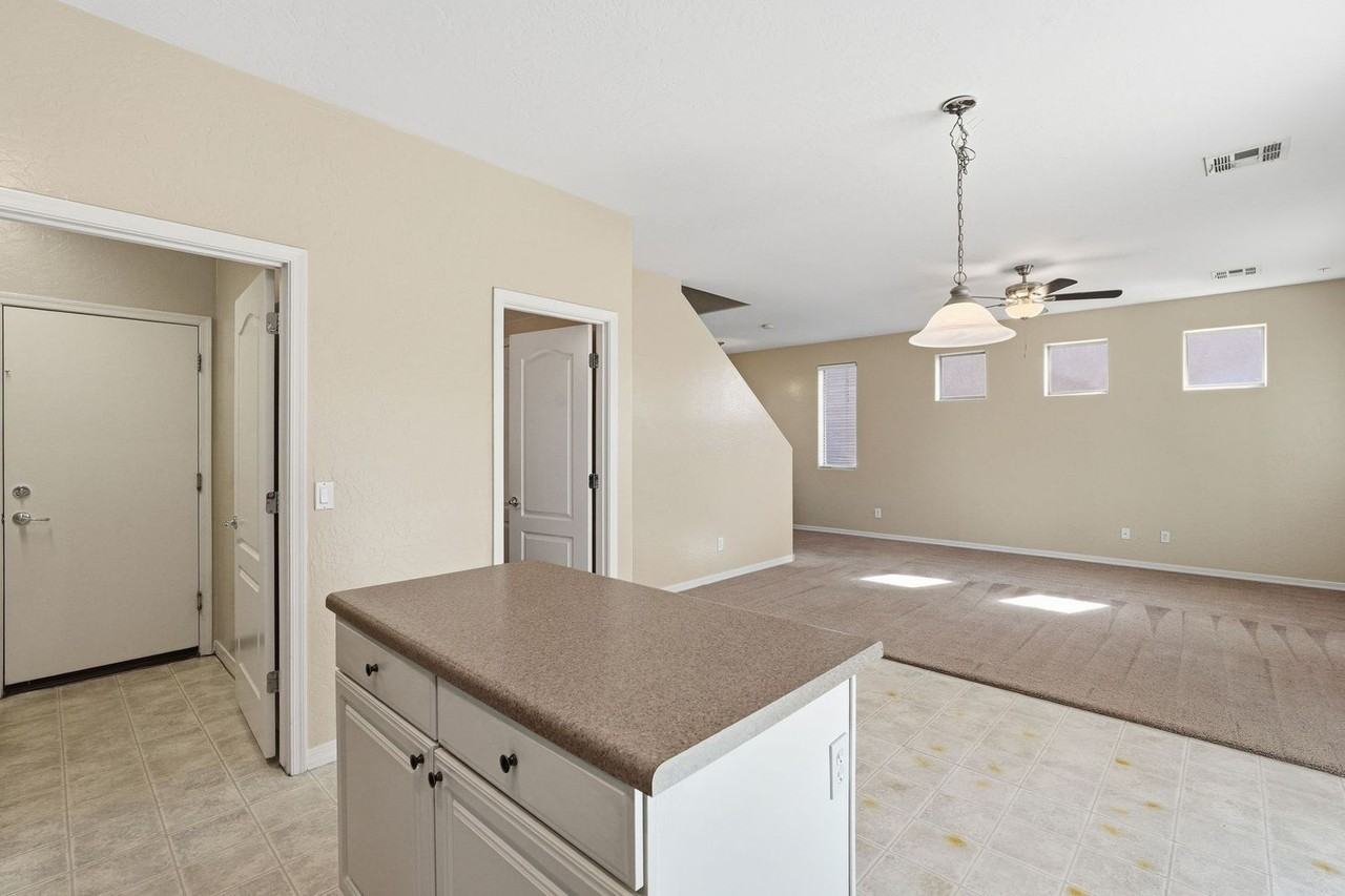 17561 W Banff Ln - Photo 6 of 37