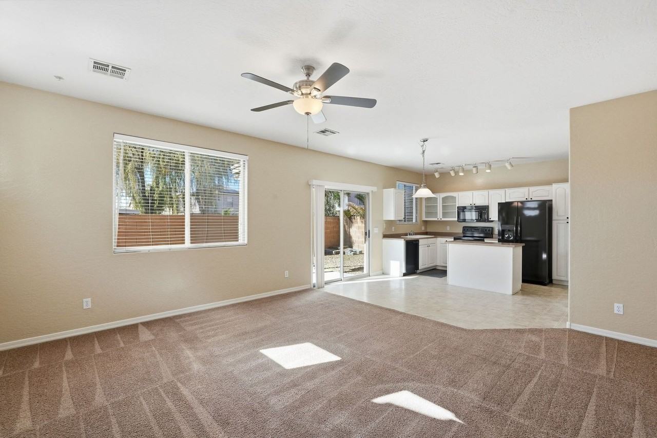 17561 W Banff Ln - Photo 7 of 37