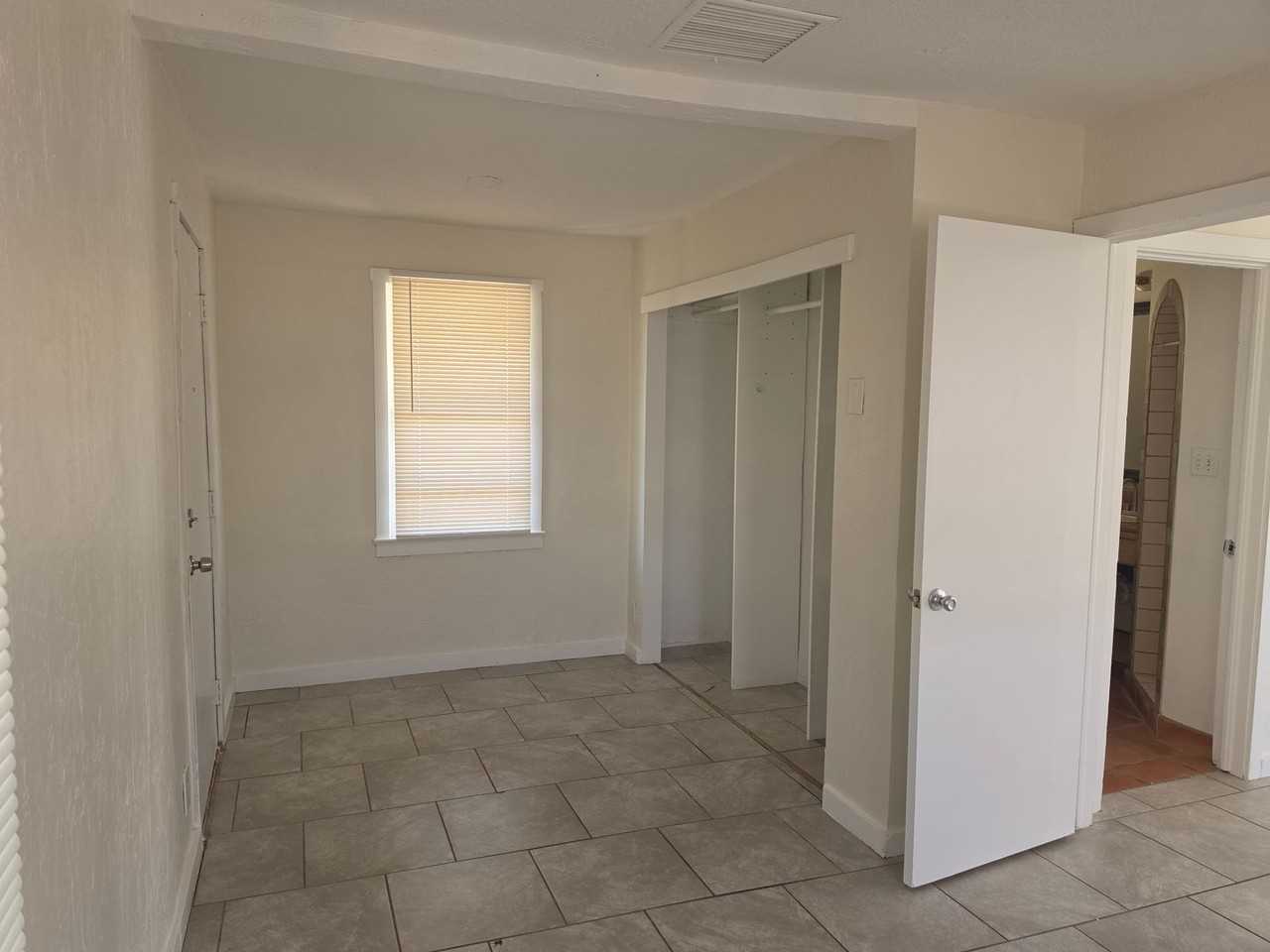 500 W Apache St - Photo 4 of 10