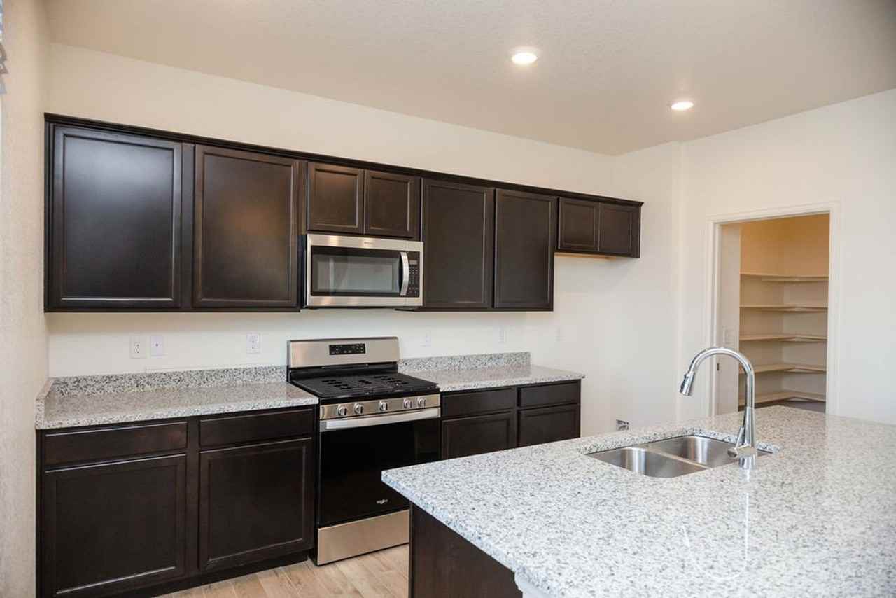 6818 Gateway Crossing St - Photo 6 of 37