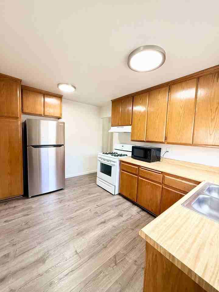 232 1/2 S G St - Photo 3 of 13