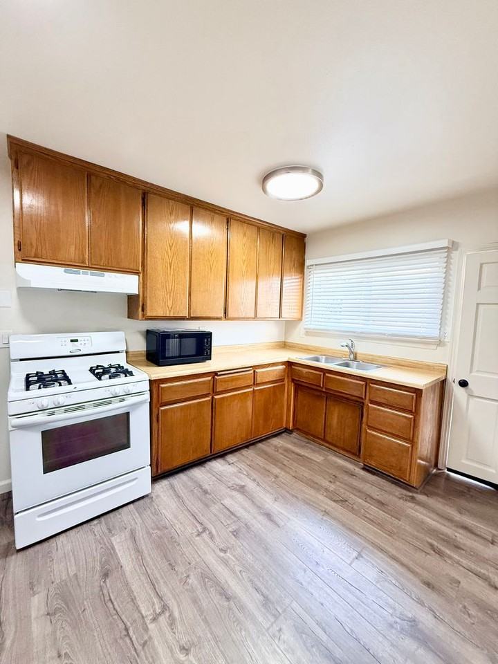 232 1/2 S G St - Photo 4 of 13