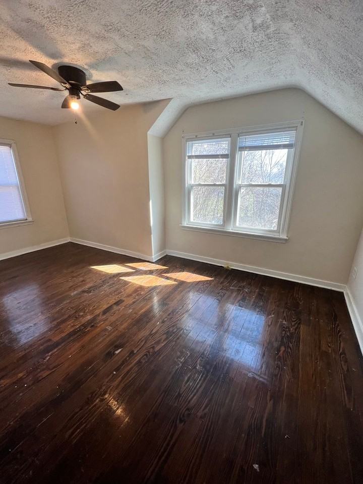 425 Tompkins St - Photo 2 of 12