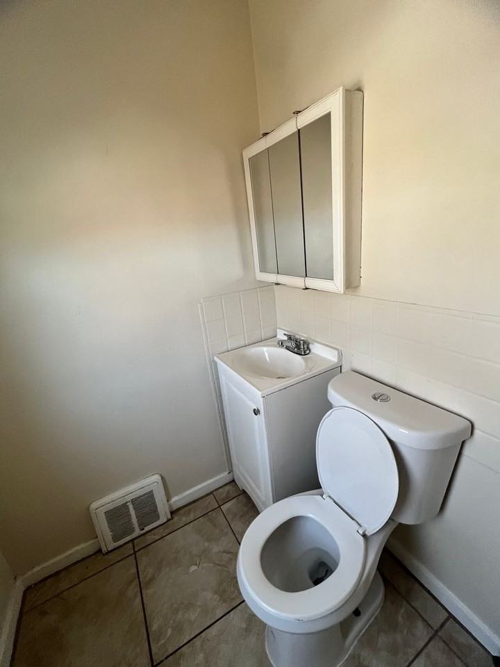 425 Tompkins St - Photo 3 of 12