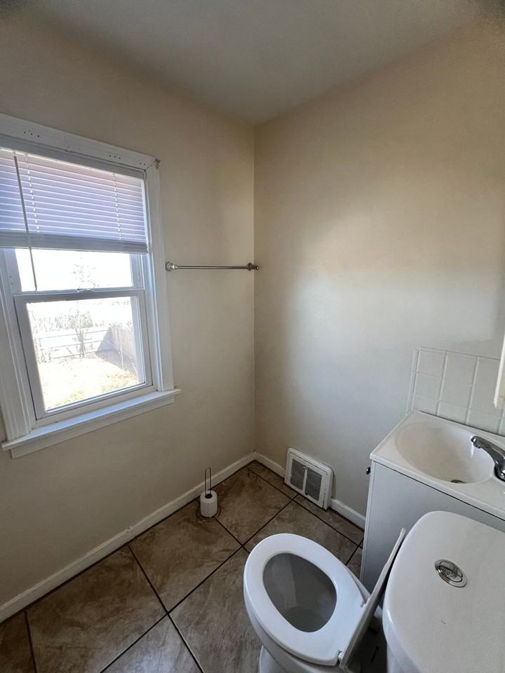 425 Tompkins St - Photo 4 of 12