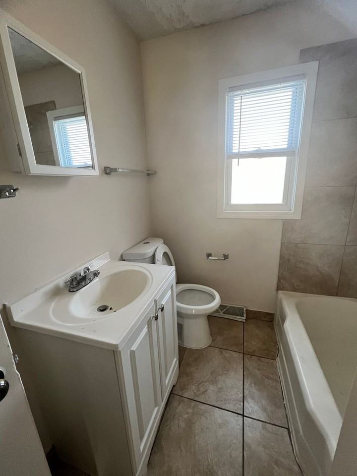 425 Tompkins St - Photo 5 of 12