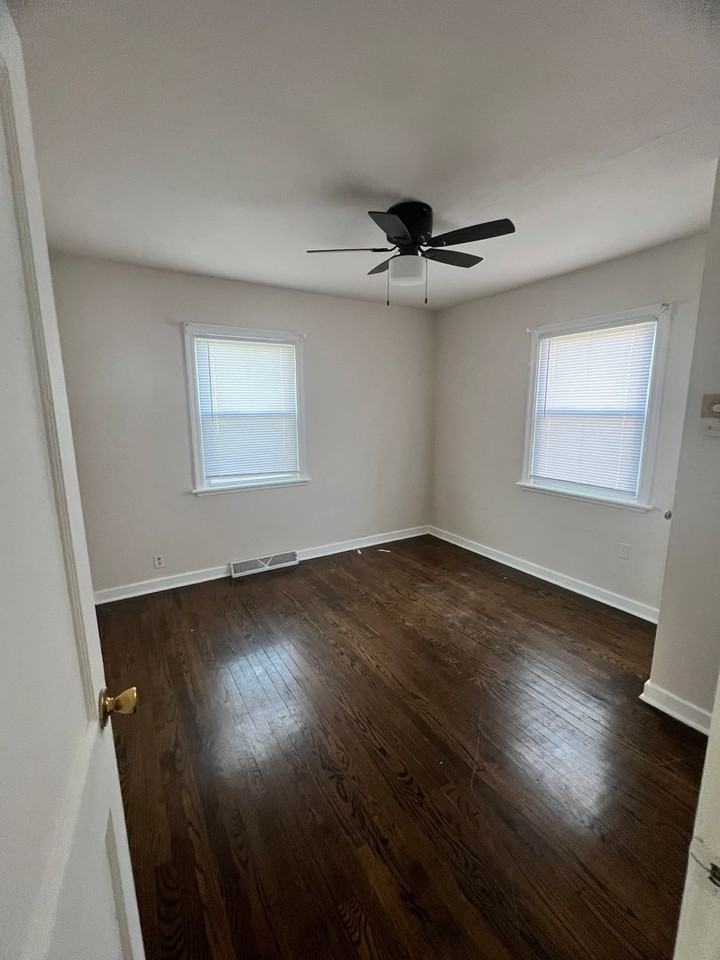 425 Tompkins St - Photo 6 of 12