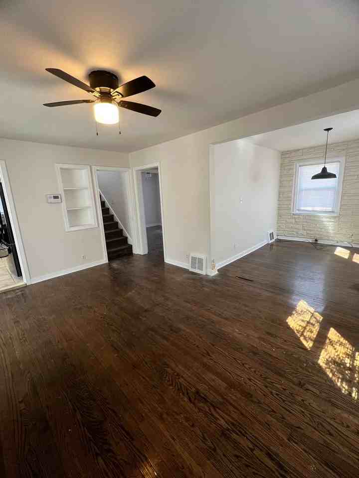 425 Tompkins St - Photo 7 of 12