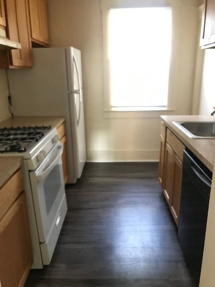 906 E Ann St - Photo 6 of 11