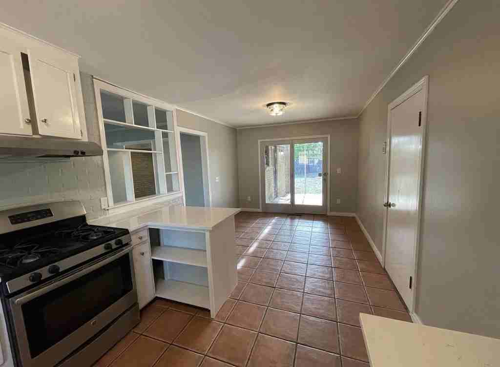 2030 Crockett St - Photo 3 of 11