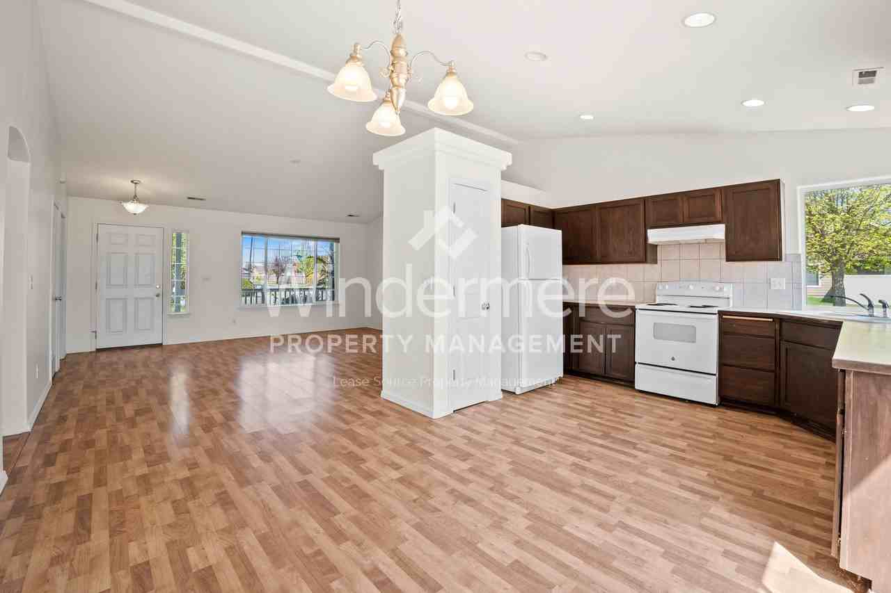 1648 E Devoe Ln - Photo 3 of 26