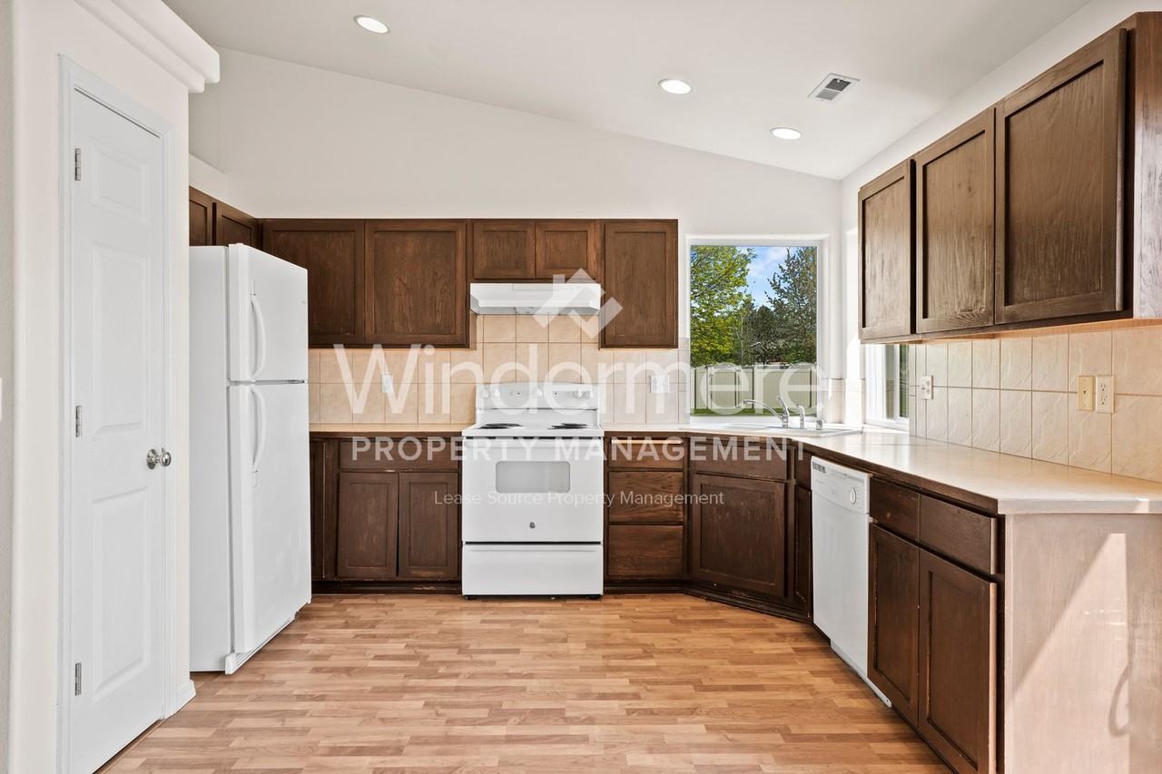 1648 E Devoe Ln - Photo 5 of 26