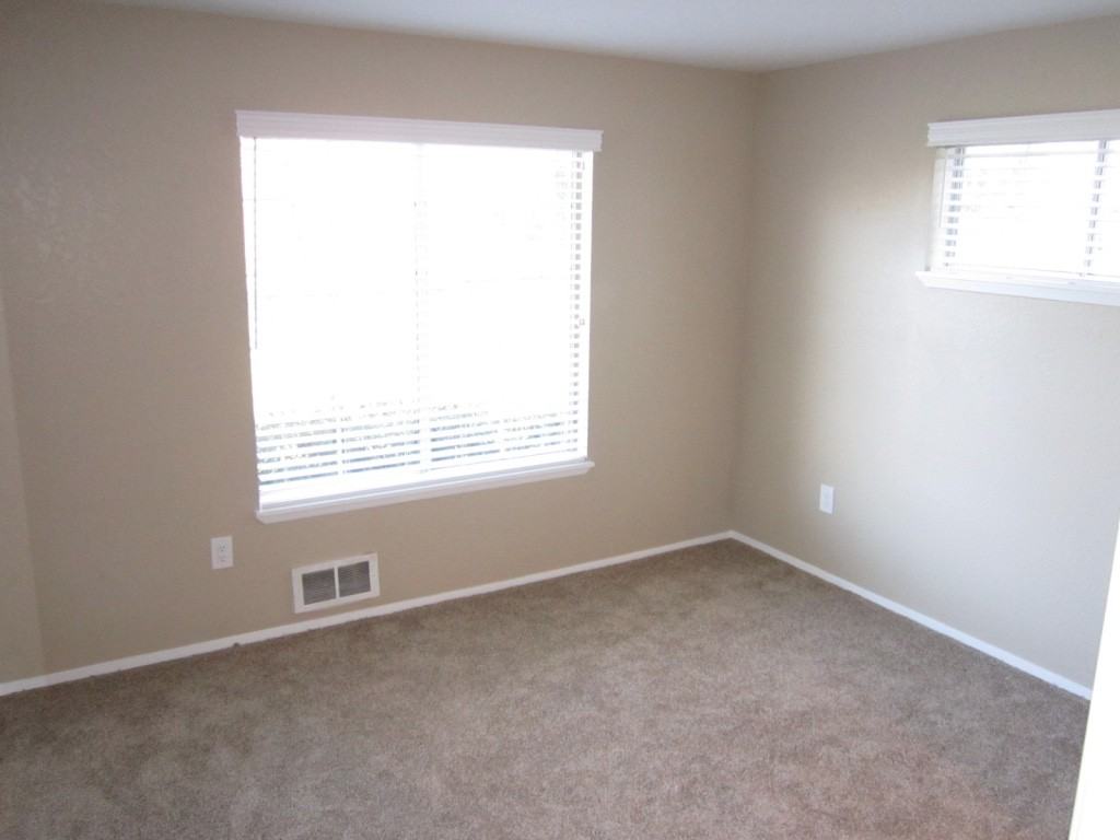 10830 E Riverside Dr - Photo 2 of 11