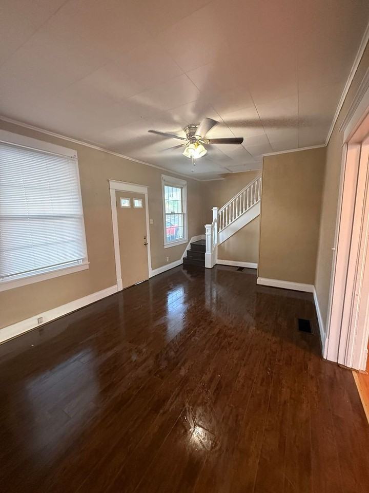 408 Parkinson St - Photo 2 of 21