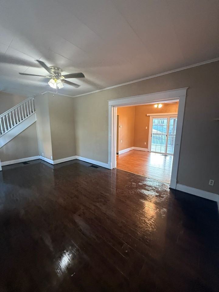 408 Parkinson St - Photo 4 of 21