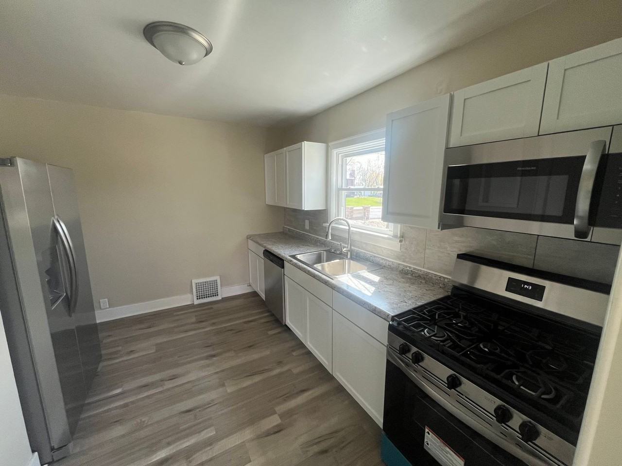 2711 47th St - Photo 3 of 21