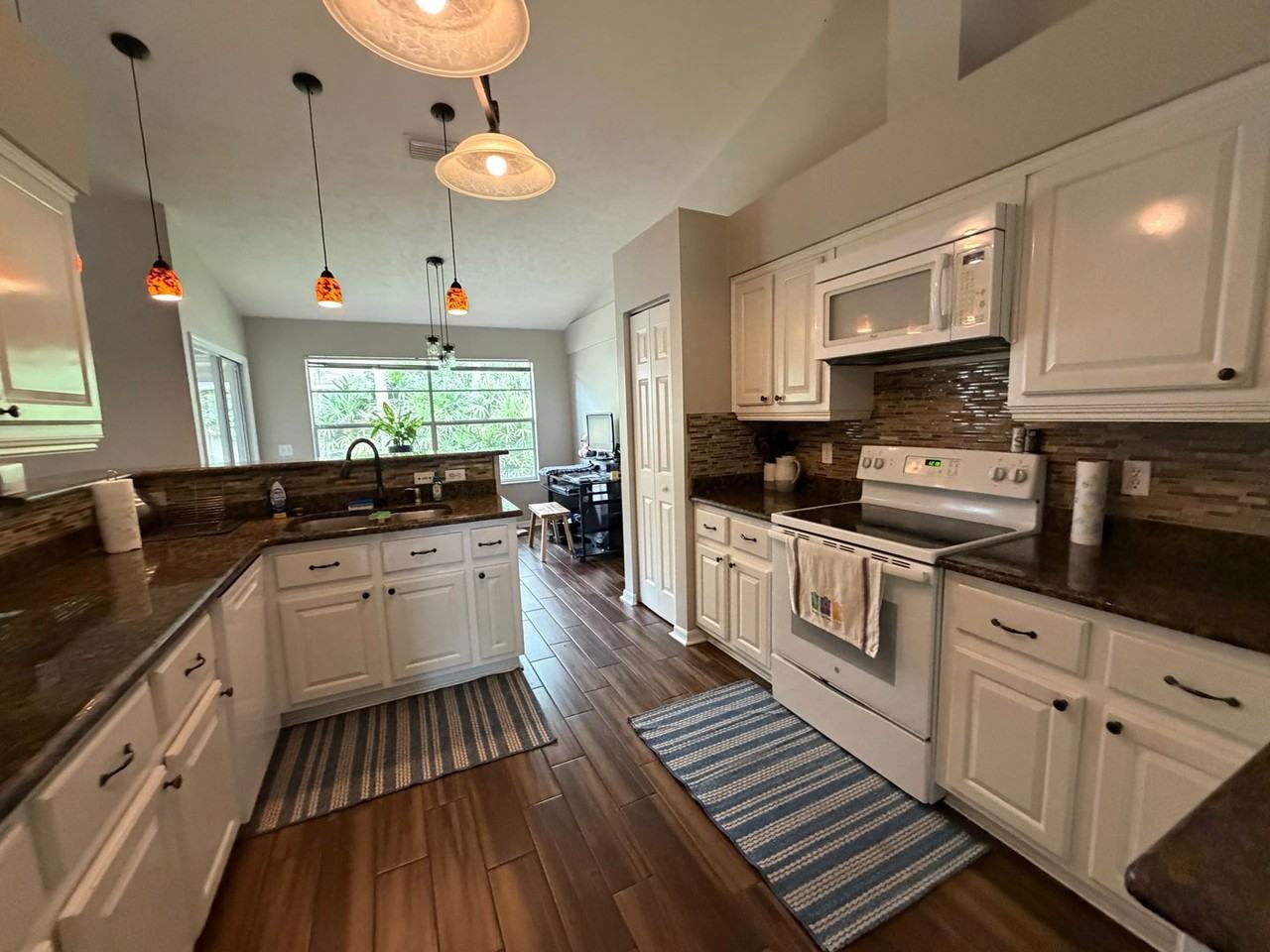 4022 Nw 34th Ter - Photo 6 of 17