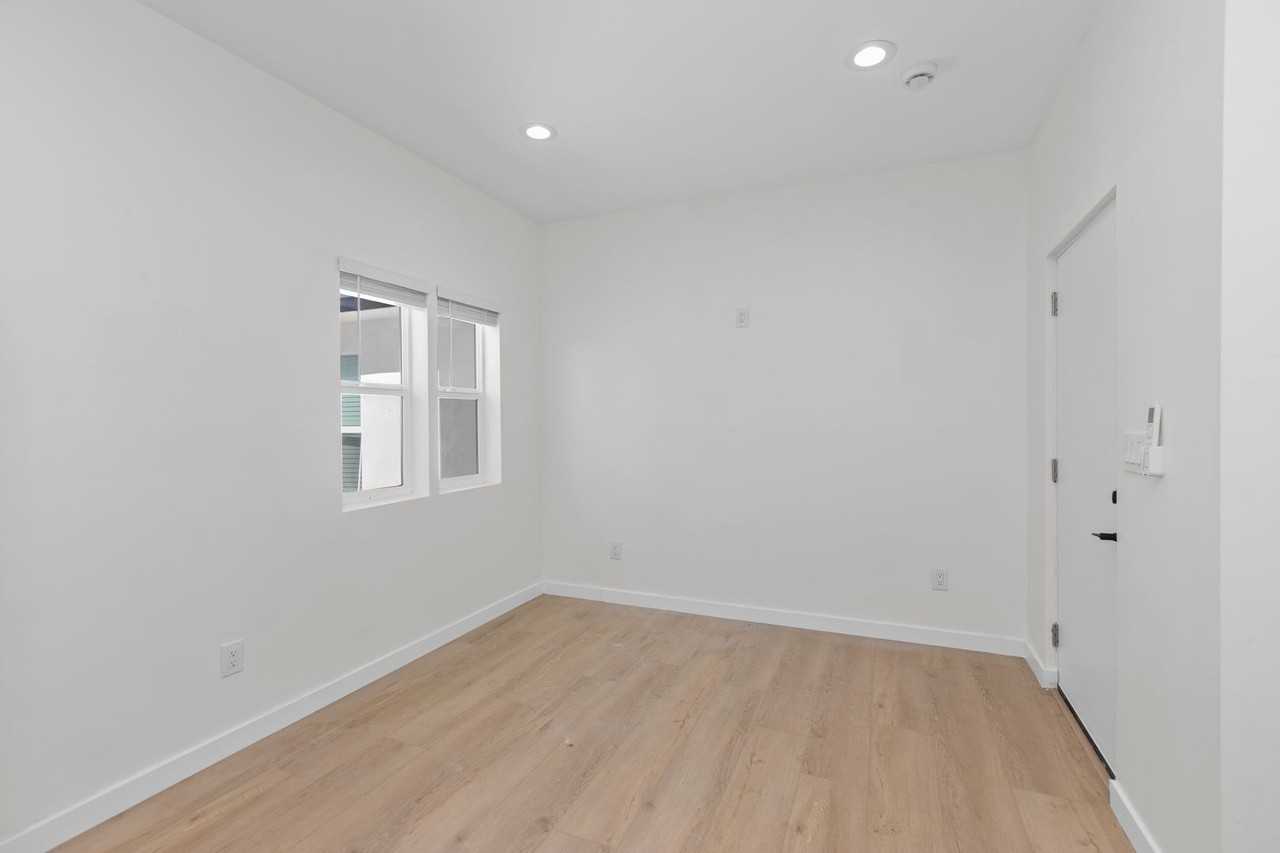 6912 Eberhart St - Photo 4 of 12