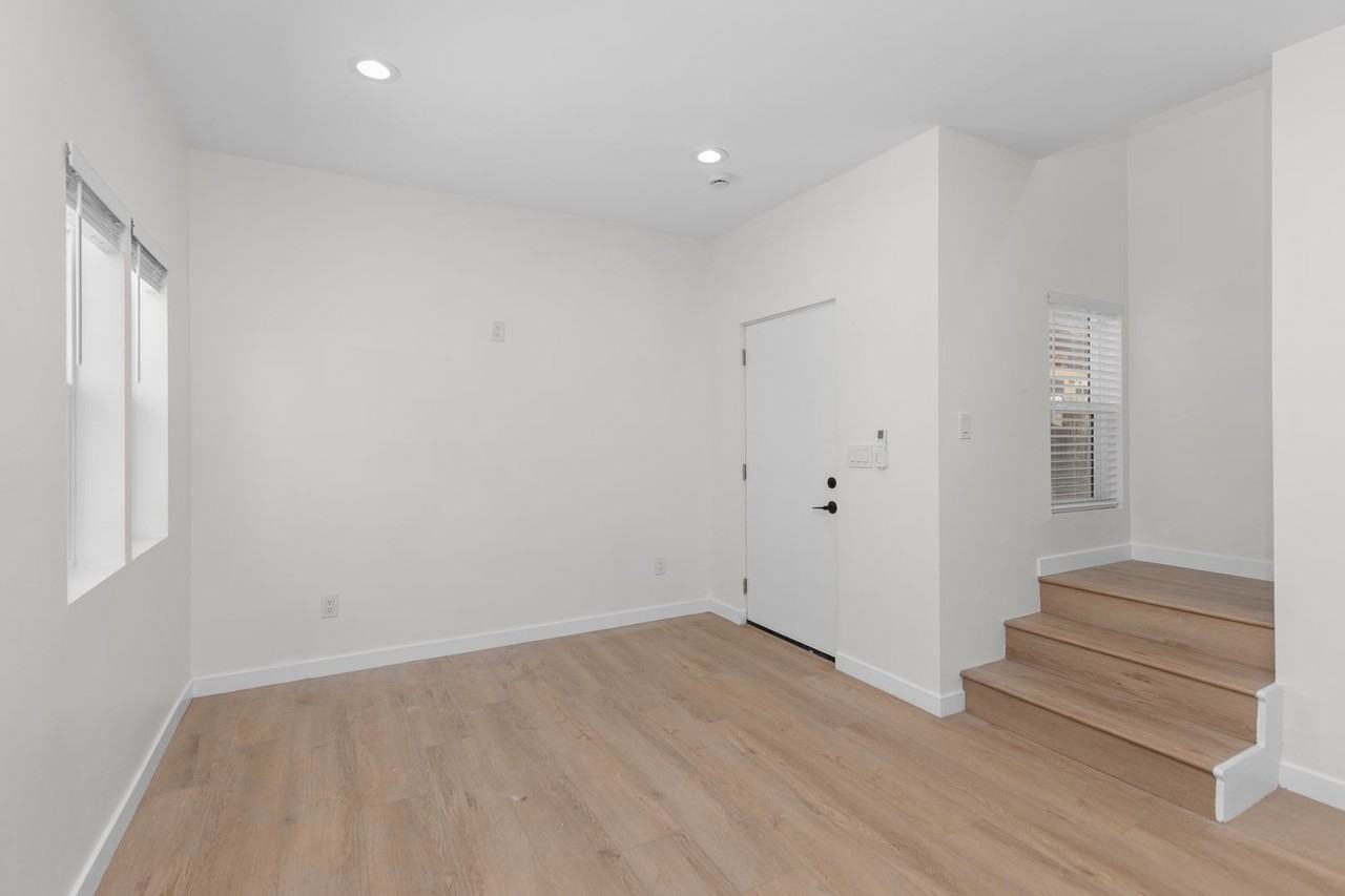 6912 Eberhart St - Photo 5 of 12