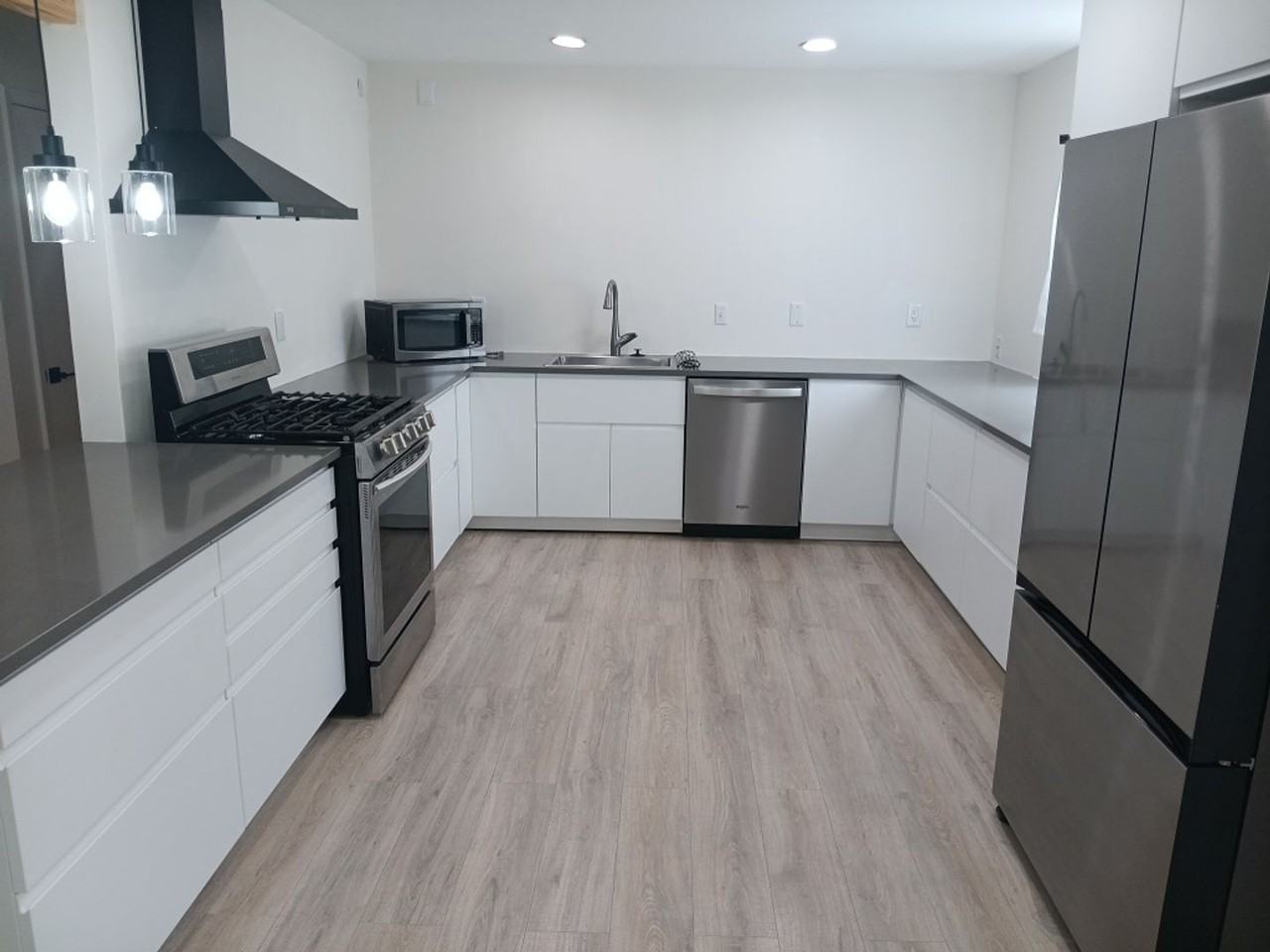 11608 Clifford Ave Ne - Photo 3 of 15