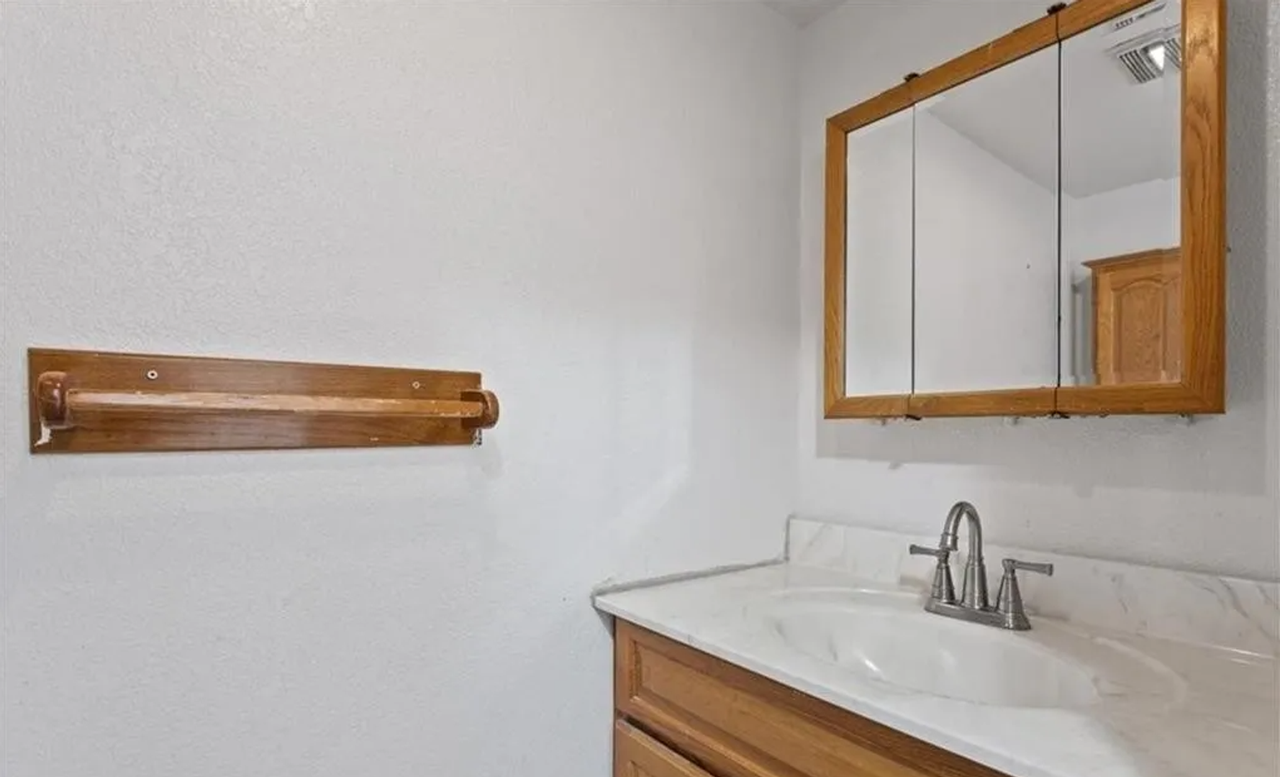 300 Aristocrat Dr - Photo 5 of 14