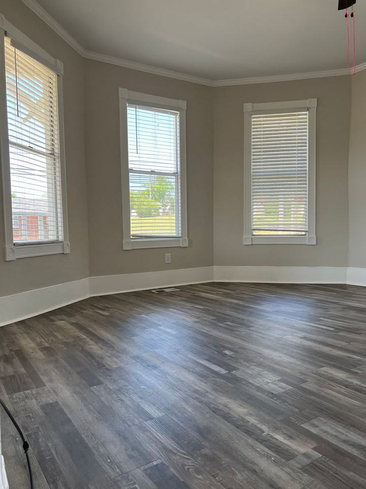 908 N Main St - Photo 2 of 12
