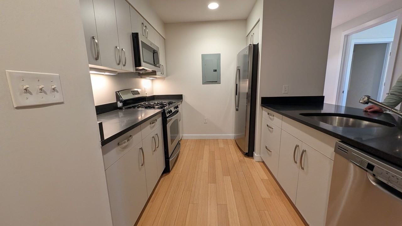 606 Albany St - Photo 5 of 13