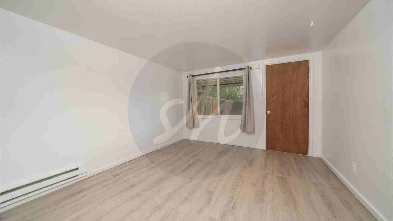 912 1/2 E Cimarron St - Photo 3 of 8