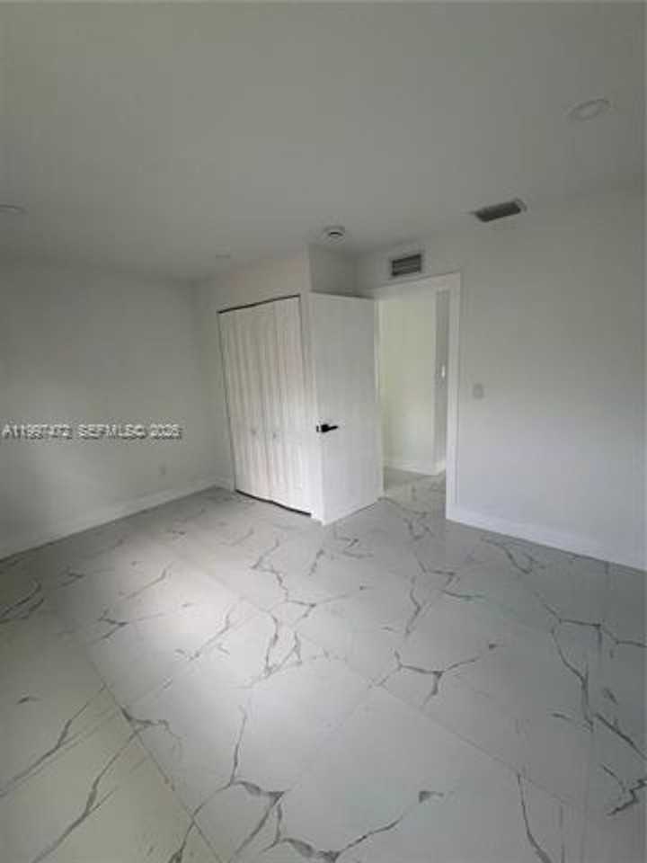 11755 Sw 37th St - Photo 4 of 27