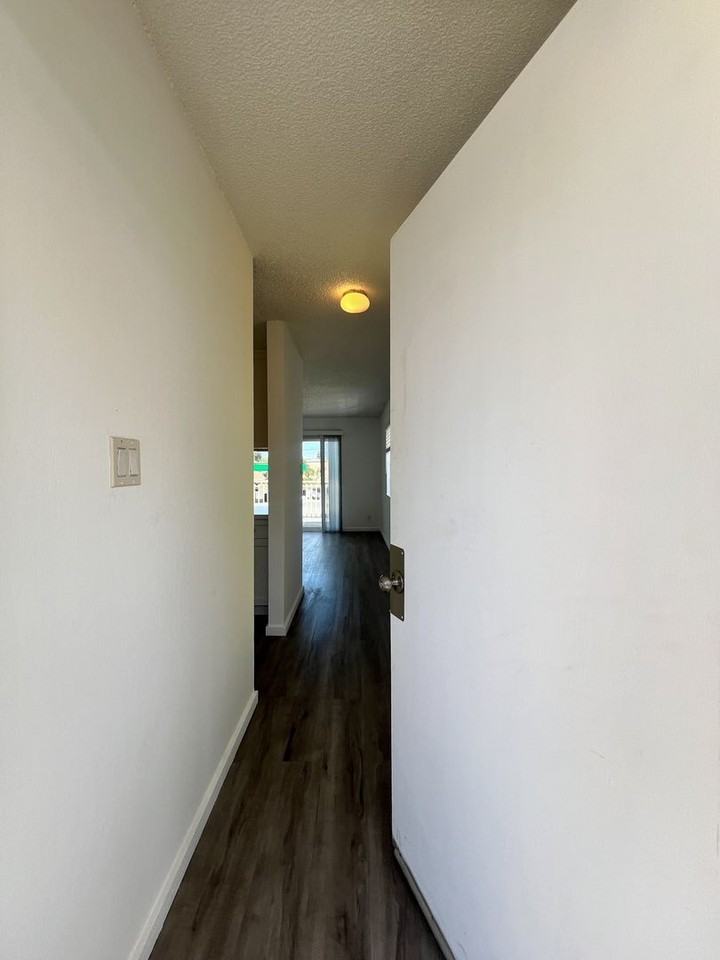 577 Freeway Dr - Photo 3 of 17