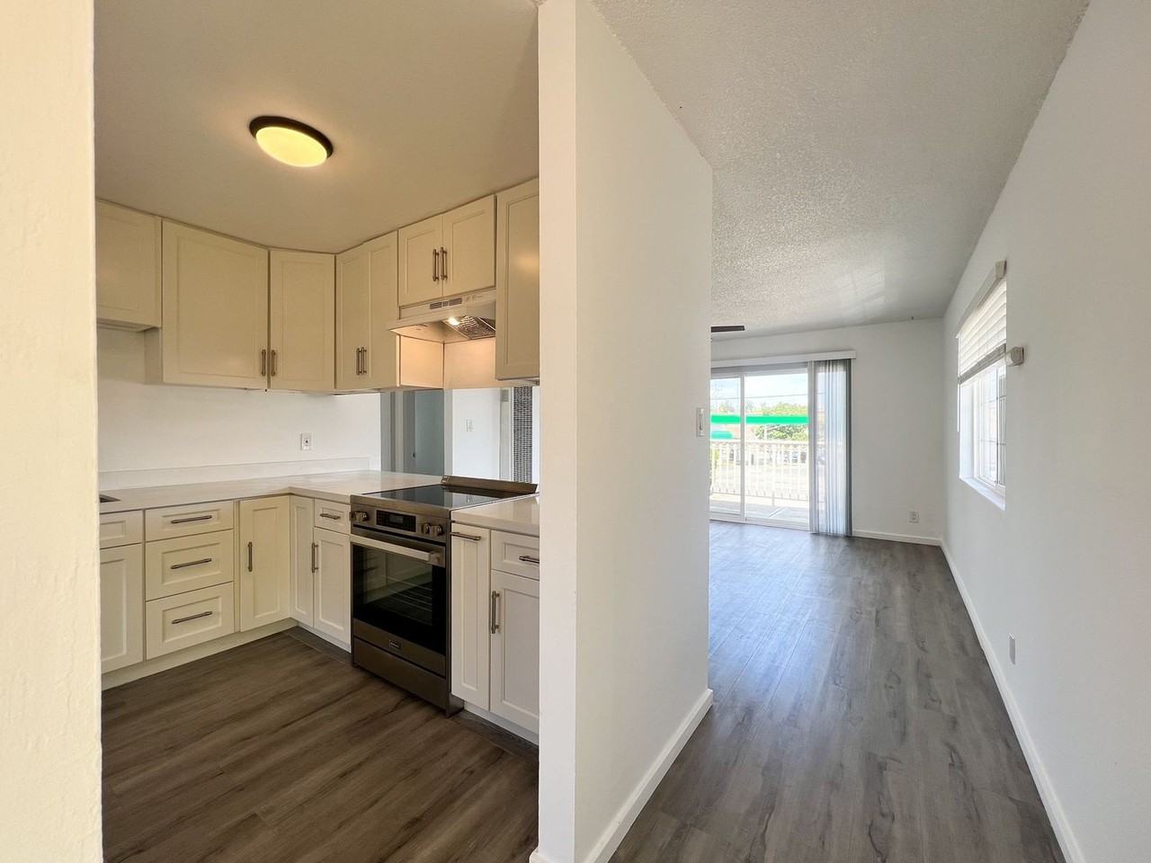 577 Freeway Dr - Photo 4 of 17