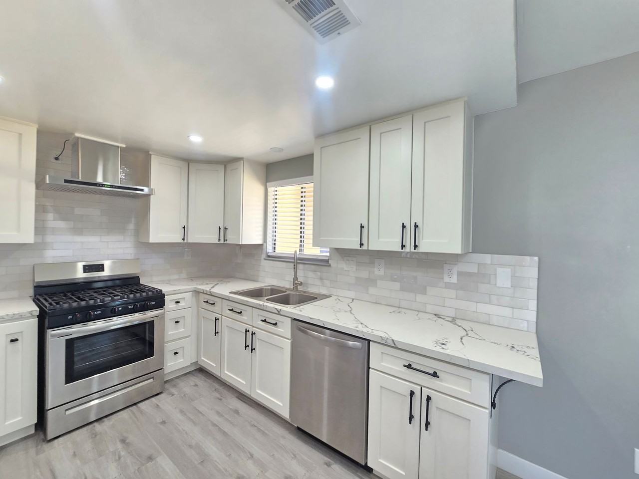 8472 Underwood Ave - Photo 3 of 16