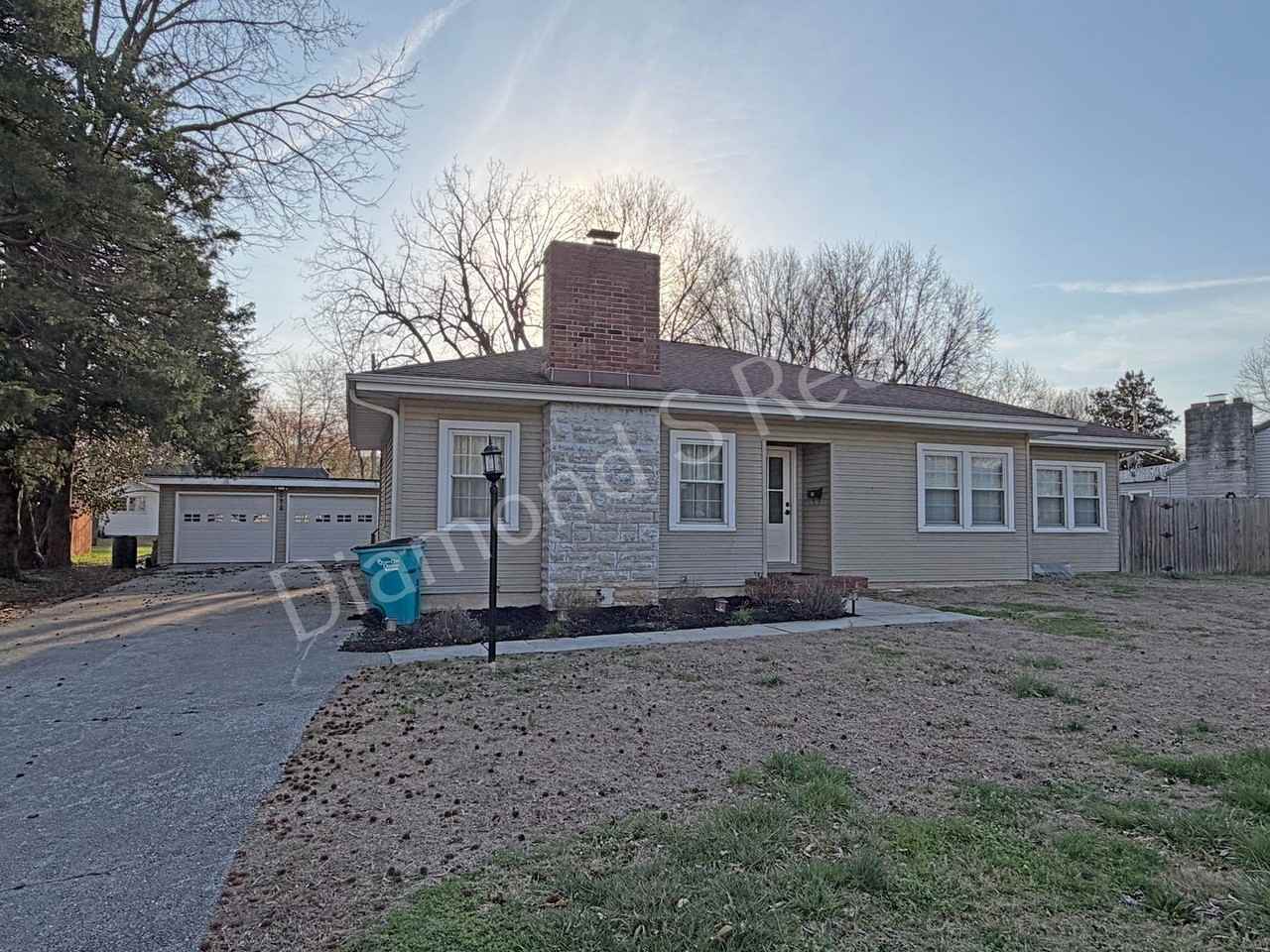 1918 S Kings Ave - Photo 2 of 17